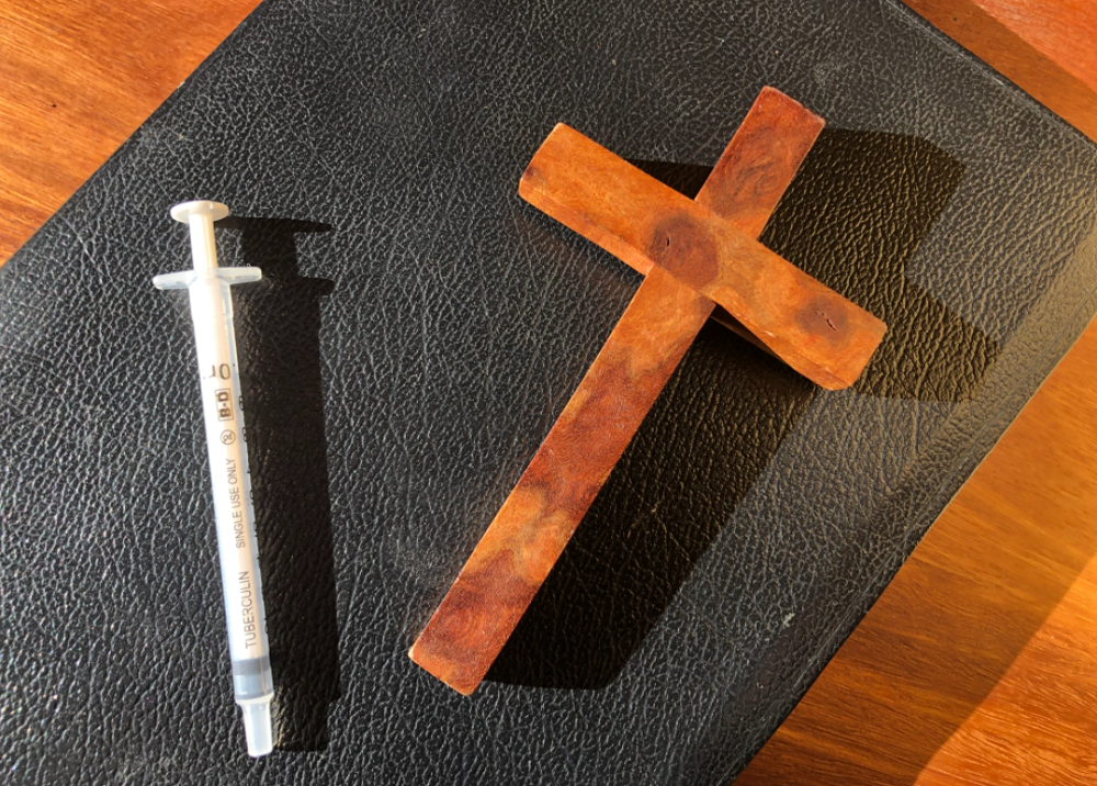 Picture of Needle and cross in the page Question of faith and vaccines